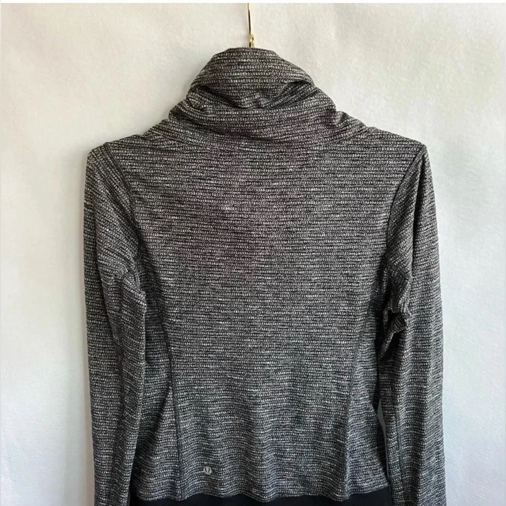 EUC Lululemon Be Present Jacket Coco Pique Black Size 8 Thumbholes Zip Closure